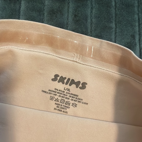 SKIMS SEAMLESS SCULPT MID WAIST BRIEF - Picture 4 of 8